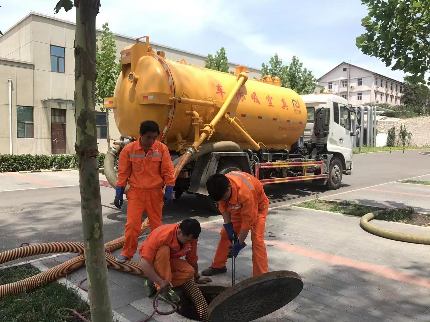 龙胜化粪池清理与5-8吨吸粪车施工效率分析